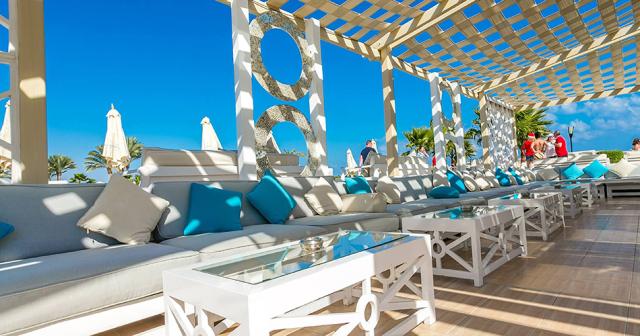 Premier-Le-Reve-Hotel-and-Spa-2023-BEACH-BAR-02