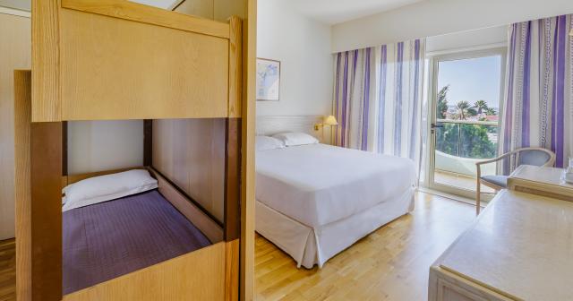 Golden-Coast-Beach-SUPERIOR-FAMILY-ROOM-01