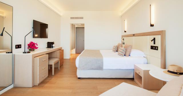 Golden-Coast-Beach-SUPERIOR-ROOM-02