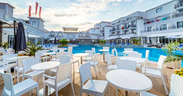 Martinez-POOL-RESTAURANT-2024