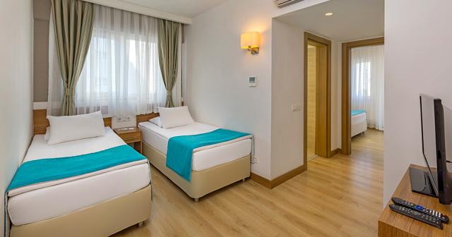Grand-Park-Lara-2024-FAMILY-ROOM-03