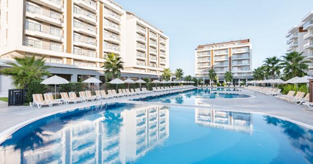 Sherwood-Greenwood-Suites-Resort-2025-HEATED-POOL-01
