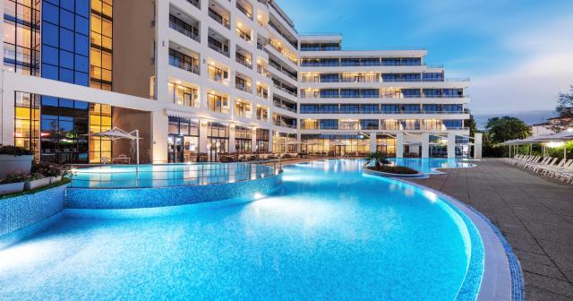 Hotel-Four-Points-By-Sheraton-POOL-2025-03