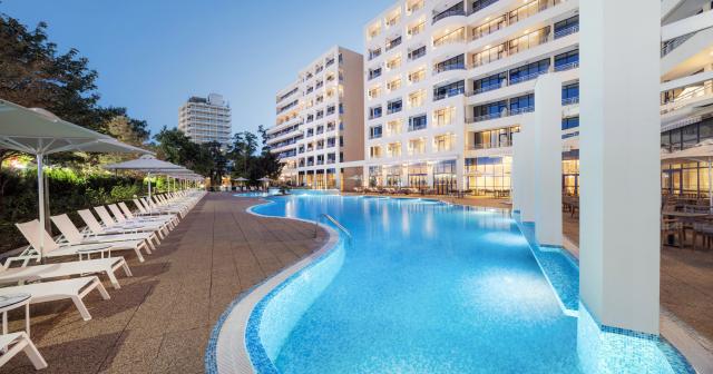 Hotel-Four-Points-By-Sheraton-POOL-2025-02