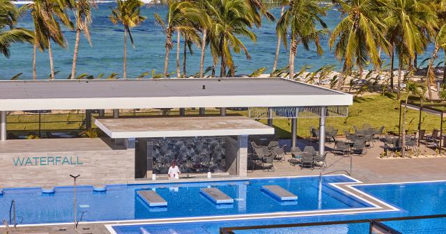 Riu-Palace-Mauritius-SWWIM-UP-BAR