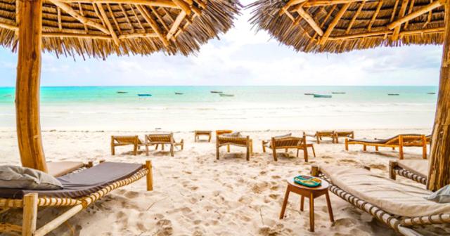 White-Paradise-Boutique-Resort-BEACH