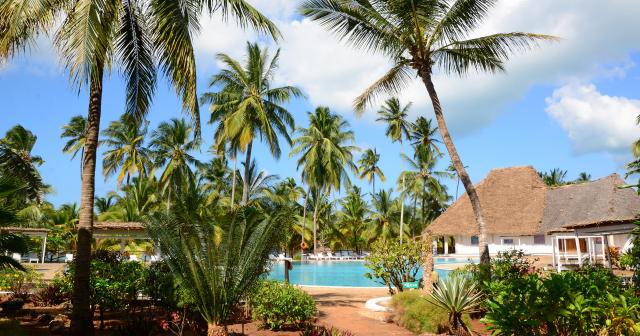 Voi-Kiwengwa-Resort-POOL-04