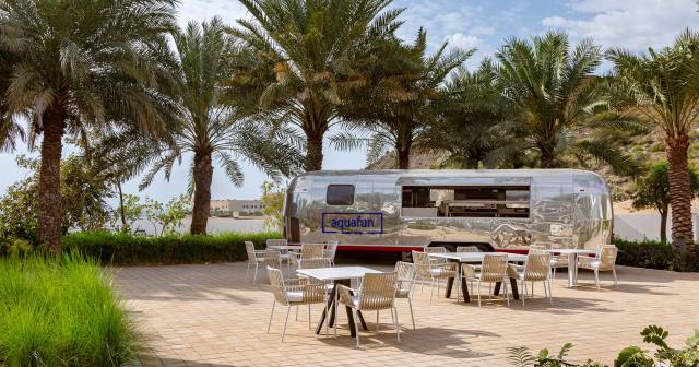 Intercontinental-Fujairah-Resort-POOL-BAR