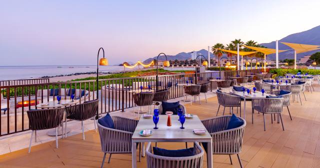 Intercontinental-Fujairah-Resort-BEACH-BAR-02