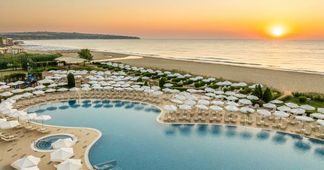 Alua-Helios-Bay-POOL-OVERWIEW-01