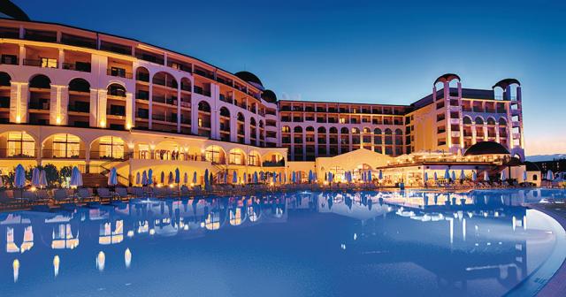 Alua-Helios-Bay-NIGHT-POOL