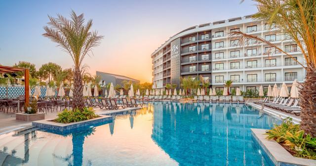 Vox-Maris-Resort-POOL-01