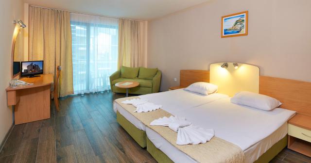 Hotel-Diamond-LARGE-ROOM-01