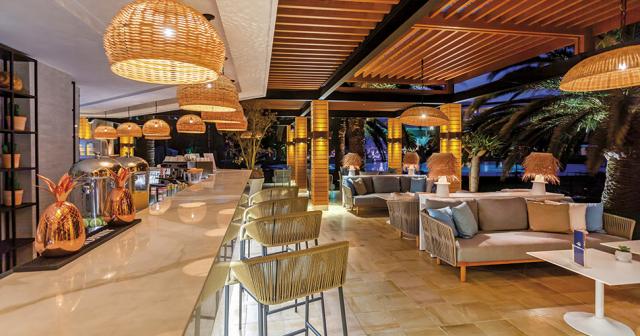 Blue-Oceana-Suite-POOL-BAR-2021-01