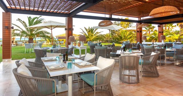 Blue-Oceana-Suite-POOL-RESTAURANT-2021