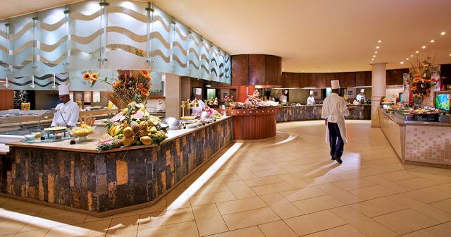 La-Pirogue-Resort-and-Spa-RESTAURANT-2
