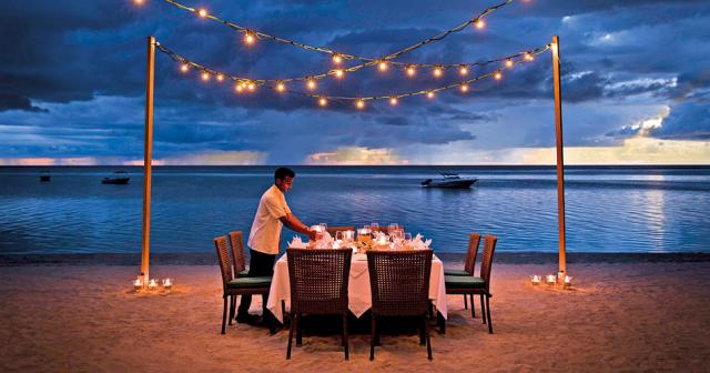 La-Pirogue-A-Sun-Resort-BEACH-DINNER