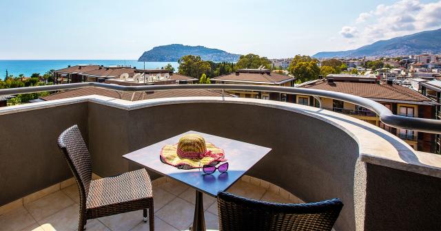Grand-Alisa-ROOM-BALCONY