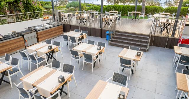 Viking-Beach-Hotel-GARDEN-RESTAURANT-02