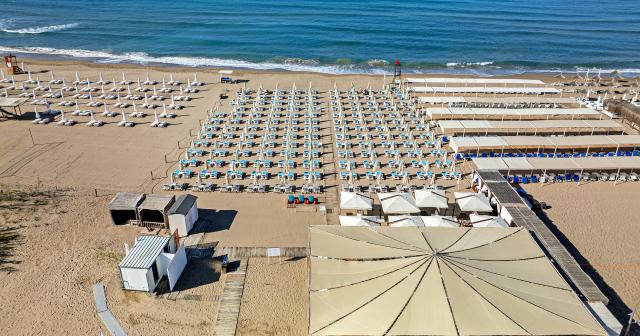 Arnor-Deluxe-Hotel-and-Spa-BEACH-01