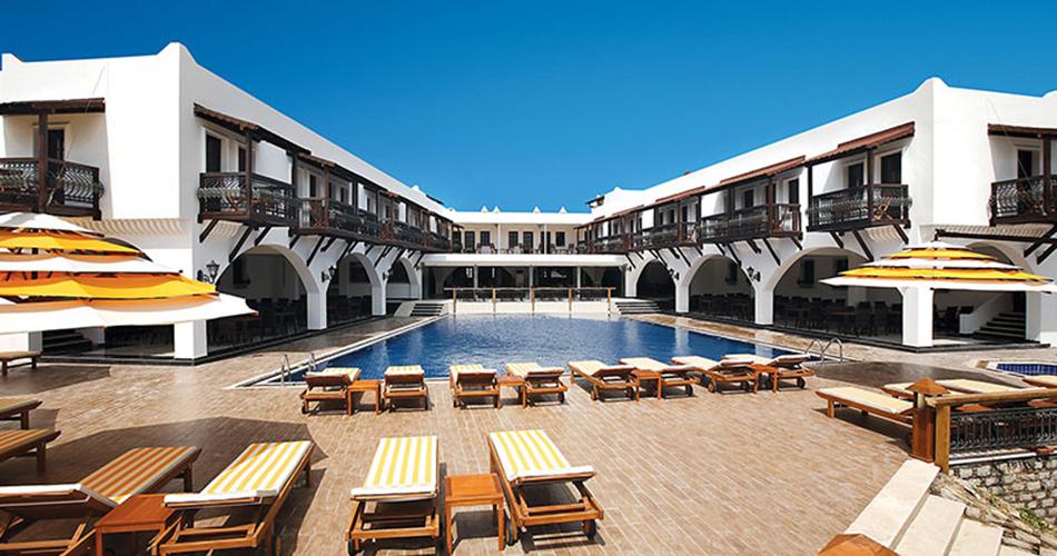 Costa-Bitezhan-POOL-04