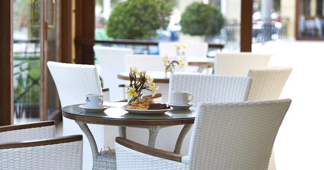 Mitsis-Petit-Palais-BAR-VERANDA