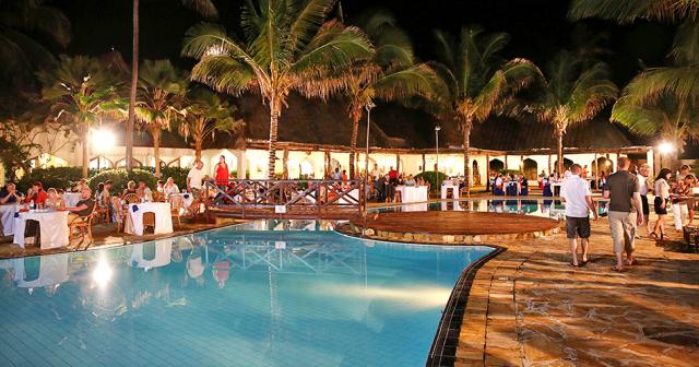 Sultan-Sands-Island-Resort-POOL-DINNER