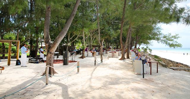 Bluebay-Beach-Resort-and-Spa-BEACH
