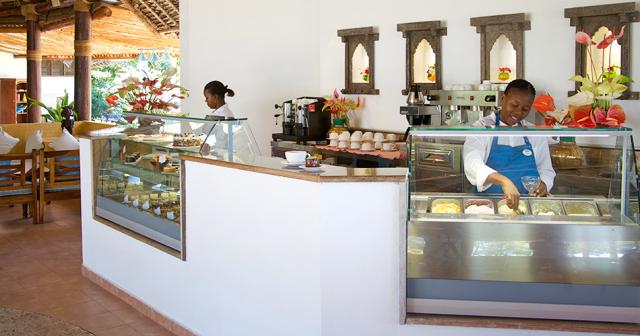 Bluebay-Beach-Resort-and-Spa-CAFE