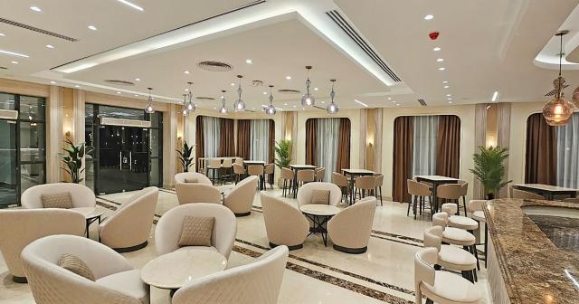 Azur-One-Eleven-LOUNGE-BAR