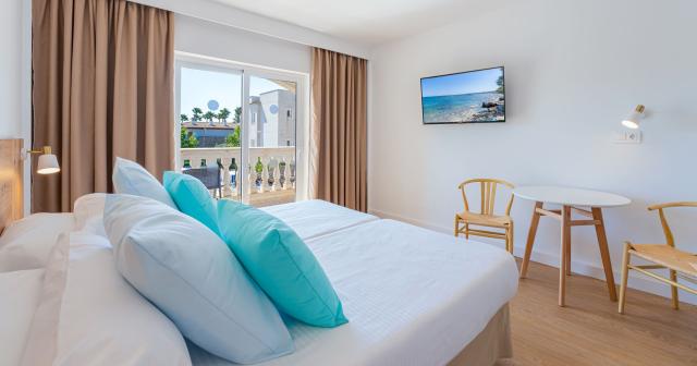 Ferrer-Lime-Isabel-JUNIOR-SUITE-POOL-VIEW-02