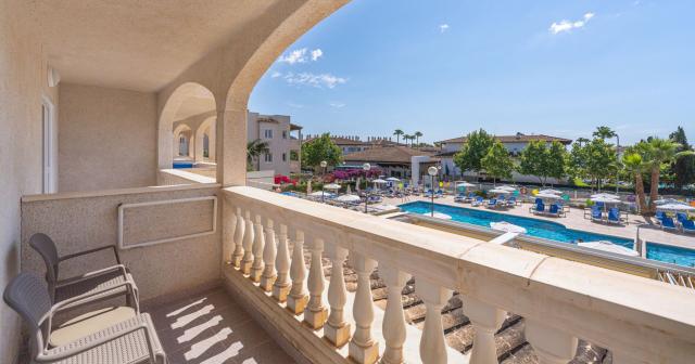 Ferrer-Lime-Isabel-JUNIOR-SUITE-POOL-VIEW-03