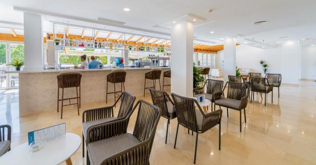 Ferrer-Lime-Isabel-LOBBY-BAR