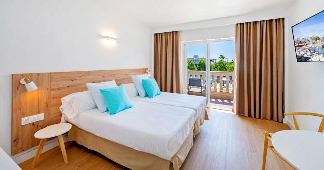 Ferrer-Lime-Isabel-JUNIOR-SUITE-POOL-VIEW-01