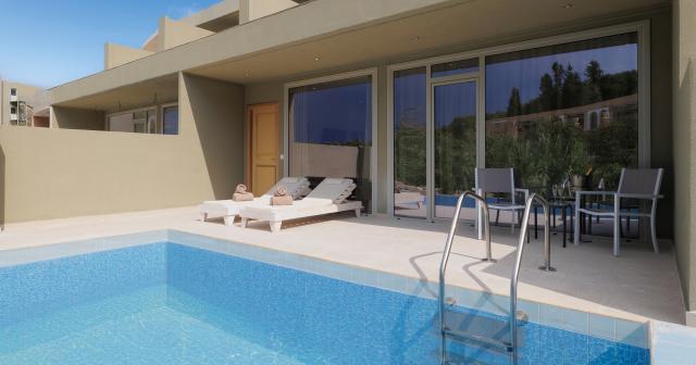 Mythos-Palace-SWIM-UP-ROOM