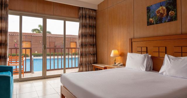 Sunrise-Alora-Resort-SWIMUP-ROOM