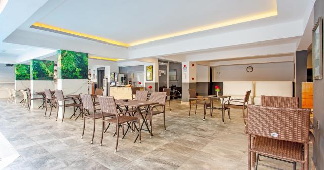 Aslan-City-Hotel-POOL-BAR-02