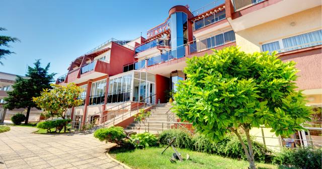 Sunny-Hotel-ENTRANCE