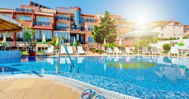 Sunny-Hotel-POOL-01