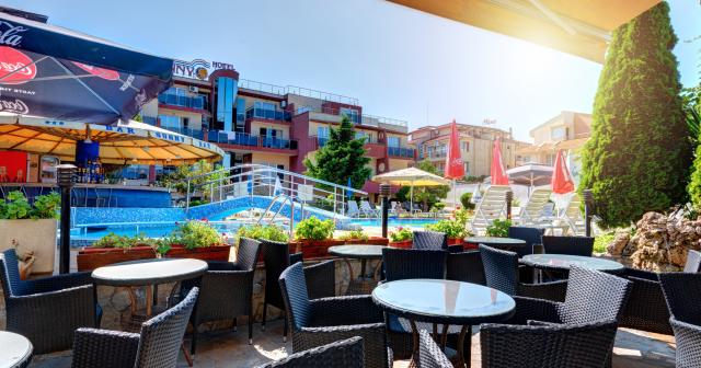 Sunny-Hotel-POOL-BAR