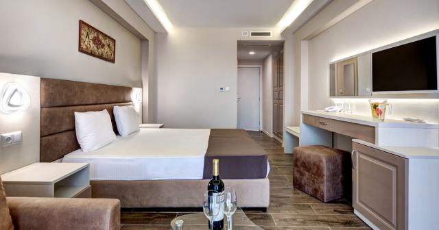 Sunny-Hotel-DELUXE-ROOM-01