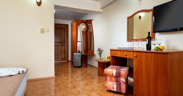 Sunny-Hotel-DOUBLE-ROOM-02