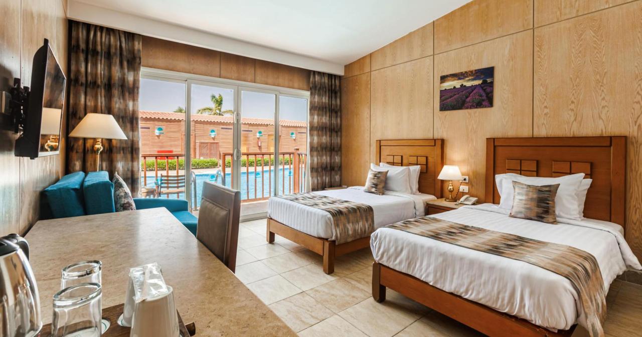Sunrise-Solara-Aqua-Park-Resort-SWIM-UP-ROOM