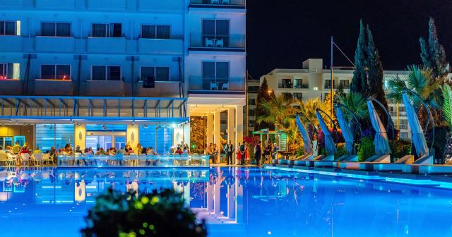 Nestor-POOL-BAR-NIGHT