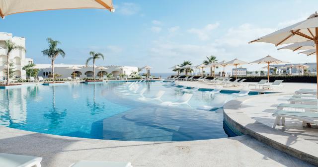 Cleopatra-Sidi-Heneish-POOL-02