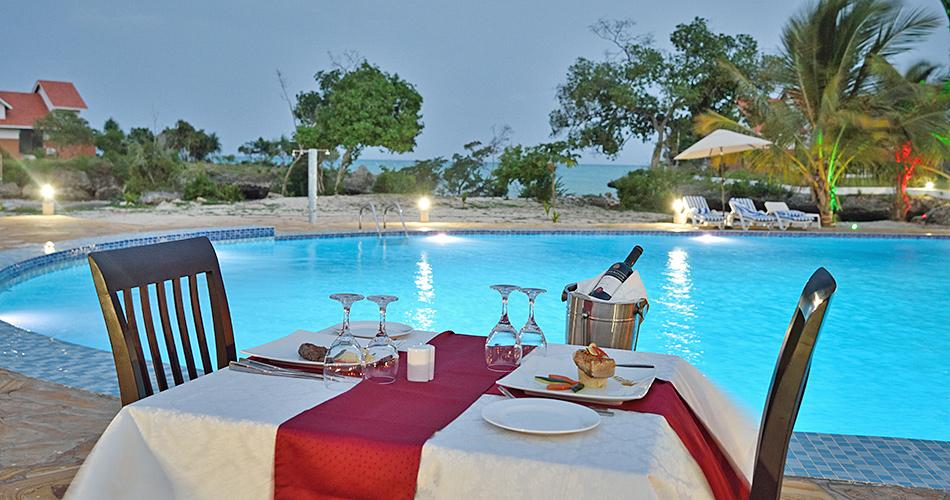 Azao-Resort-and-Spa-DINNER-BY-THE-POOL