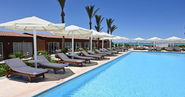 Sunrise-Riviera-Aqua-Park-Resort-BIKINI-POOL-02