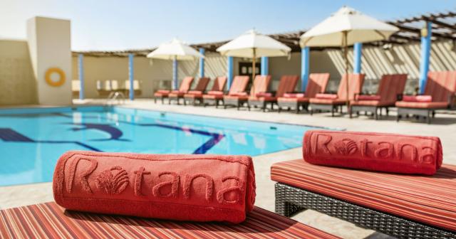 Jumeirah-Rotana-POOL-02