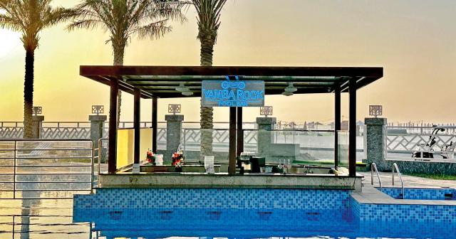 Park-Regis-by-Prince-SWIM-UP-POOL-BAR-02