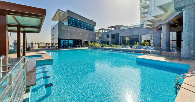 Park-Regis-by-Prince-SWIM-UP-POOL-BAR
